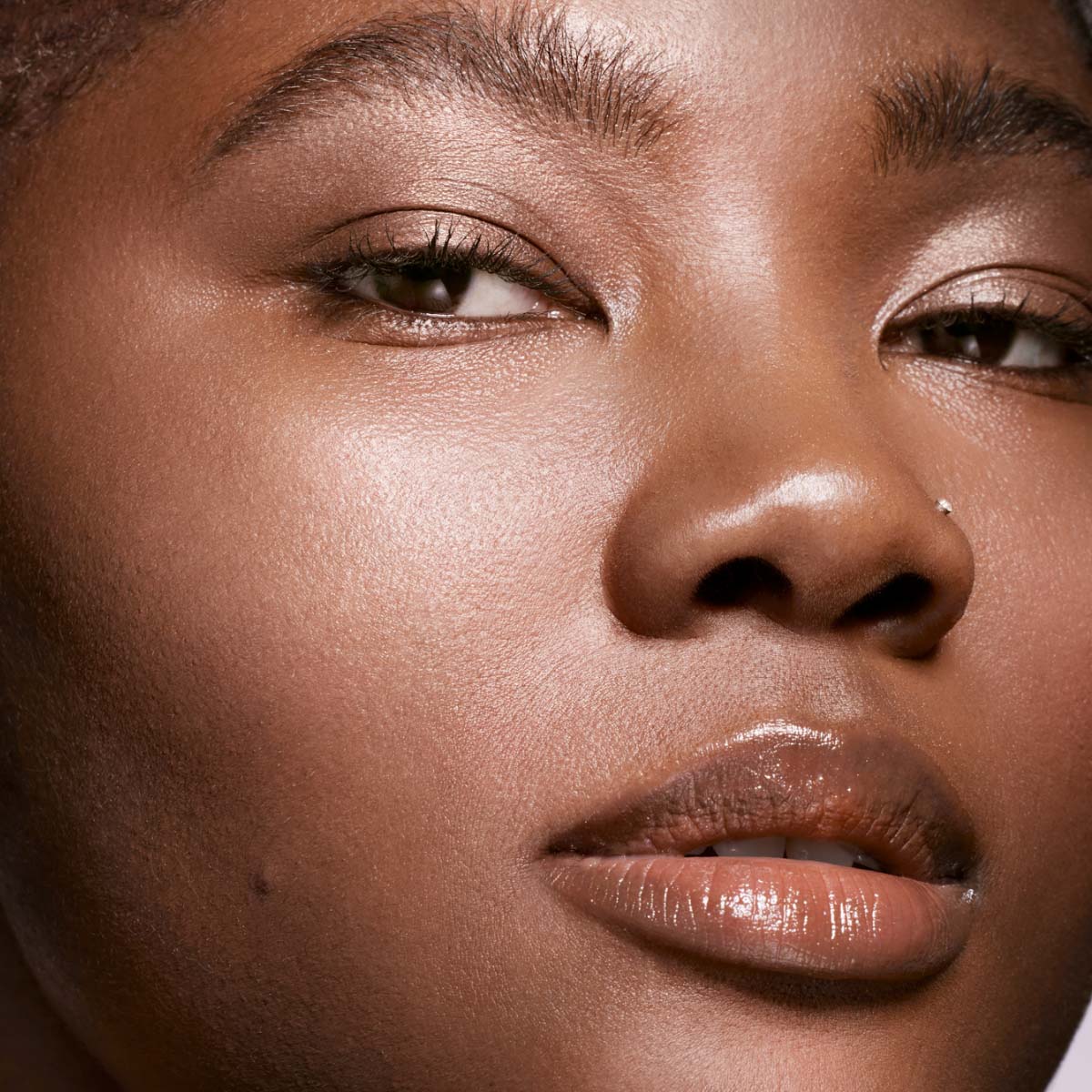 DEMI'GLOW HIGHLIGHTER (ILUMINADOR DE TEXTURA SEDOSA)